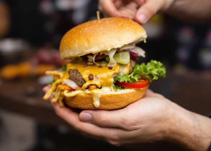 Burger savoureux avec steak, fromage coulant et légumes frais